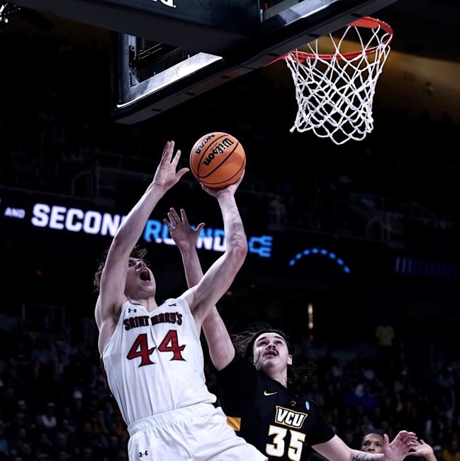 Alex Ducas goes for the basket in NCAA tournament March 17 2023