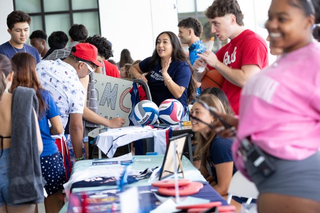 Welcoming Students: Antonella Avanto ‘25  shares with first year students the benefits of playing on the Women’s club Volleyball Team. / Photo by Rebecca Harper