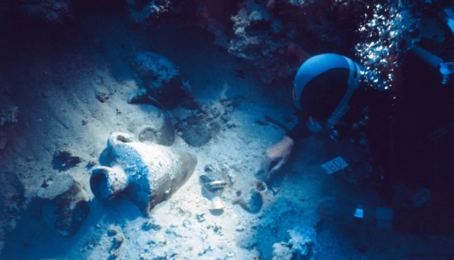 Diver at Uluburun shipwreck
