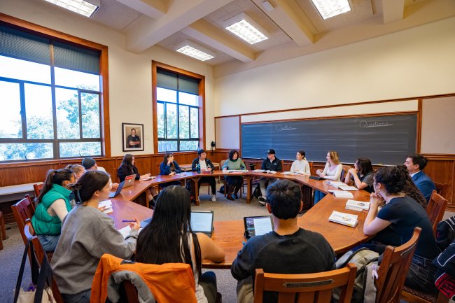 Collegiate Seminar roundtable with students