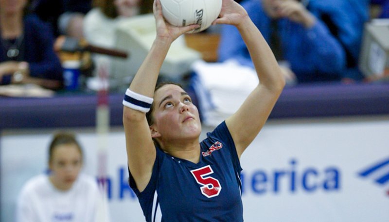 Mandy Bible sets a volleyball