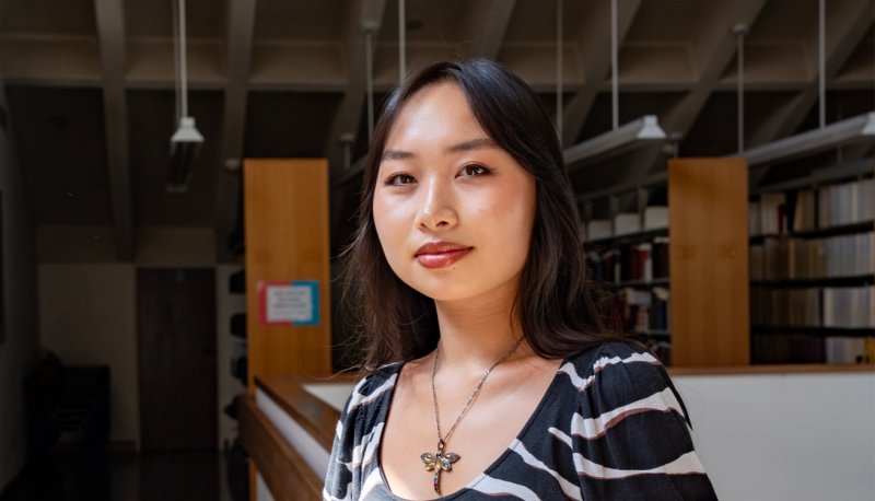 Isabelle Ly '27 in the library