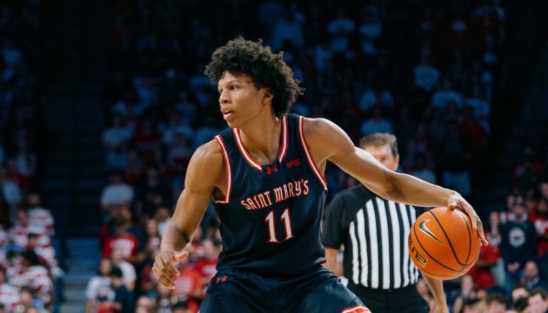Basketball player Dillan Shaw with the ball