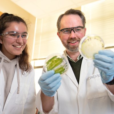 Jim Pesavento examining algae with students