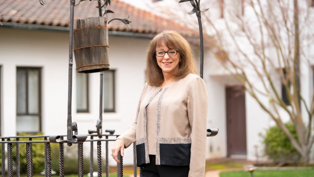 2025-26 Professor of the Year, Barbara McGraw